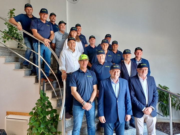 Imagen del consejero, Joaqu&iacute;n Buend&iacute;a, durante su visita a la cooperativa Gregal, en Torre Pacheco.&nbsp;