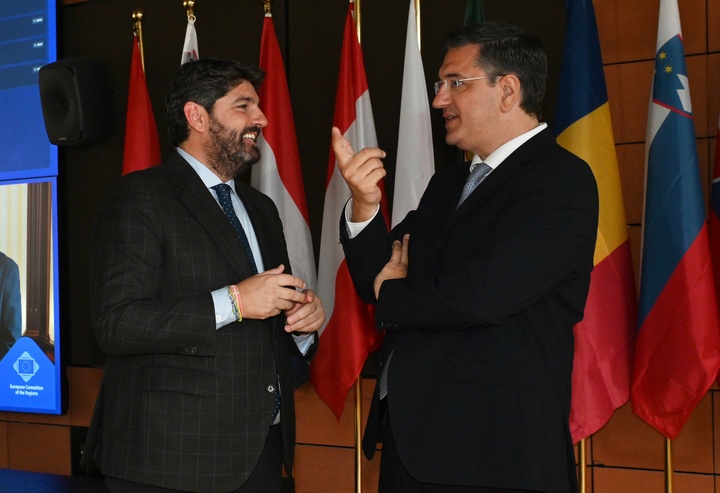 L&oacute;pez Miras se re&uacute;ne en Bruselas con el comisario europeo de Transporte Sostenible y Turismo, Apostolos Tzitzikostas (2)