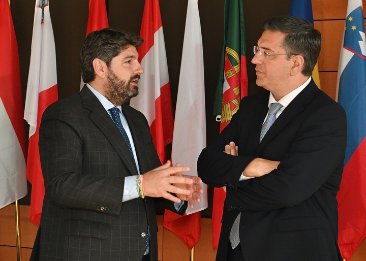 L&oacute;pez Miras se re&uacute;ne en Bruselas con el comisario europeo de Transporte Sostenible y Turismo, Apostolos Tzitzikostas (3)