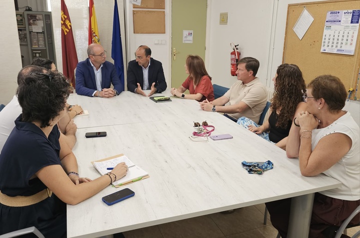 Reuni&oacute;n del consejero de Educaci&oacute;n y Formaci&oacute;n Profesional, V&iacute;ctor Mar&iacute;n, con la direcci&oacute;n del colegio Mariano Aroca (Murcia) y el AMPA.