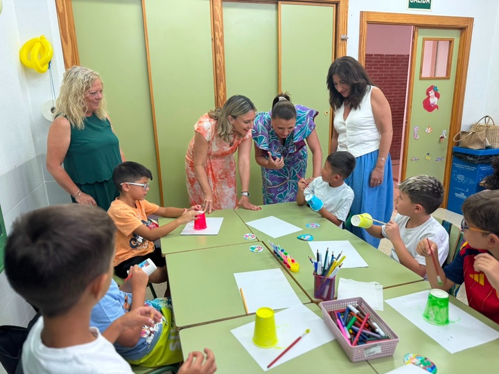 La consejera de Pol&iacute;tica Social, Familias e Igualdad, Conchita Ruiz, junto con la alcaldesa de Fortuna, Catalina Herrero, durante la visita a la Escuela de Verano municipal (1)
