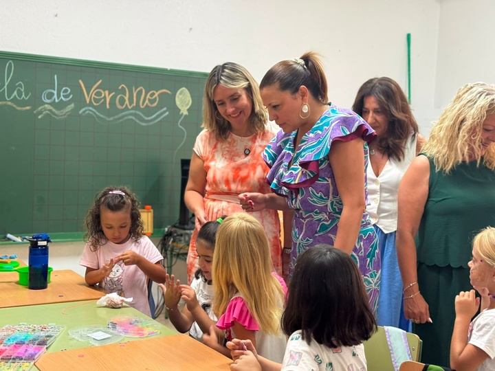 La consejera de Pol&iacute;tica Social, Familias e Igualdad, Conchita Ruiz, junto con la alcaldesa de Fortuna, Catalina Herrero, durante la visita a la Escuela de Verano municipal (2)