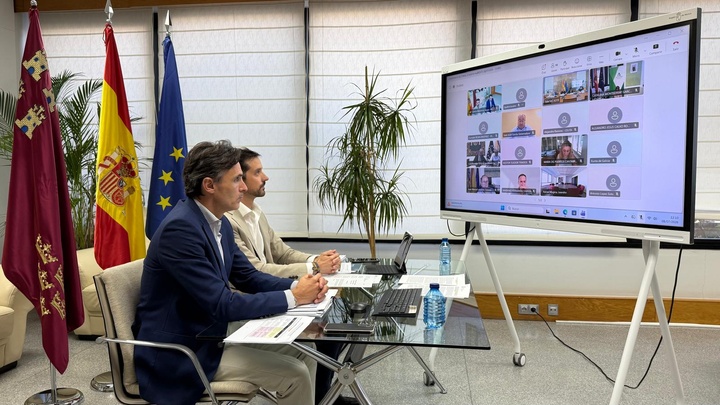 El consejero de Infraestructuras y Desarrollo Territorial, Jorge Garc&iacute;a Montoro, junto al director general de Litoral y Puertos, Agust&iacute;n Osete, durante...