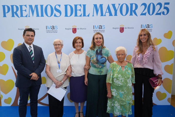 La consejera de Pol&iacute;tica Social, Familias e Igualdad, Conchita Ruiz, con los galardonados en los `Premios Mayores Regi&oacute;n de Murcia 2025&acute;