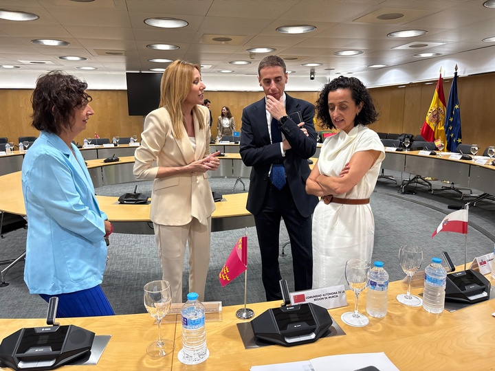 (Archivo) La consejera de Econom&iacute;a, Hacienda, Portavoc&iacute;a, Fondos Europeos y Transformaci&oacute;n Digital, Marisa L&oacute;pez Arag&oacute;n, junto con la secretaria ...