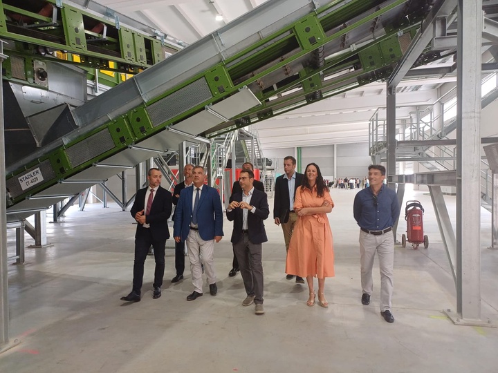 El consejero de Medio Ambiente, Industria, Universidades, Investigaci&oacute;n y Mar Menor, Juan Mar&iacute;a V&aacute;zquez, durante la visita al nuevo Centro de Tratamiento...