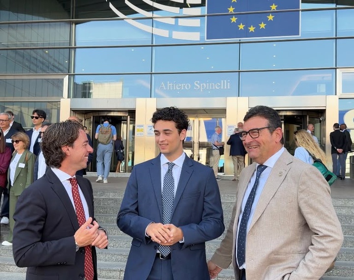 El director general de Deportes, Fran S&aacute;nchez, con el alcalde de Cieza, Tom&aacute;s Rubio, y el deportista &Aacute;ngel Turp&iacute;n.