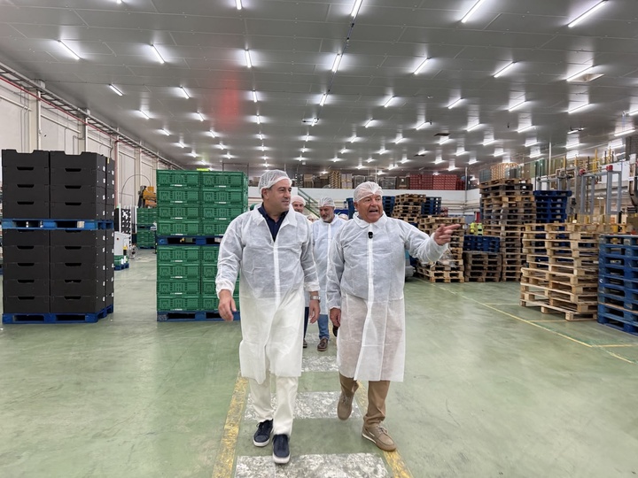 Im&aacute;genes de consejero Joaqu&iacute;n Buend&iacute;a en la visita a la empresa Pozo Sur donde se trabaja en la campa&ntilde;a de sand&iacute;a