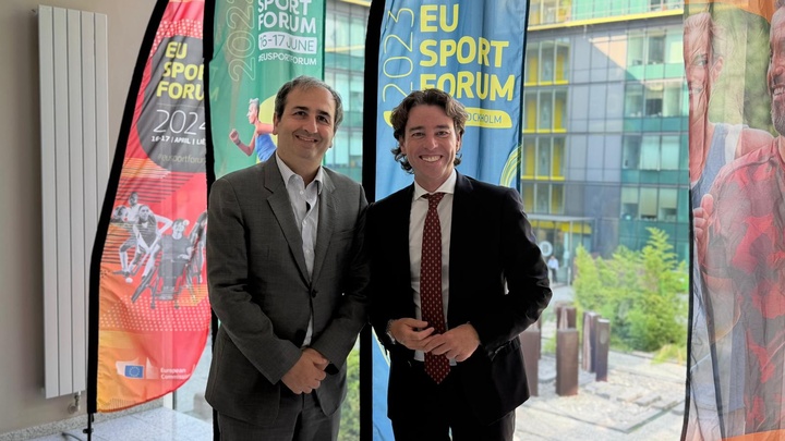 El director general de Deportes, Fran S&aacute;nchez, con Giorgio Guazzugli Marini, jefe de la unidad 'European Sport Model'.&nbsp;
