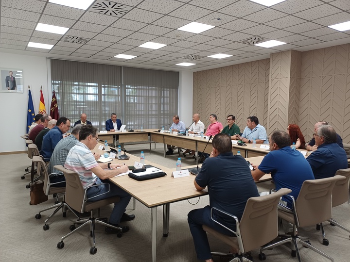 Im&aacute;genes del consejero Joaqu&iacute;n Buendia durante la reuni&oacute;n