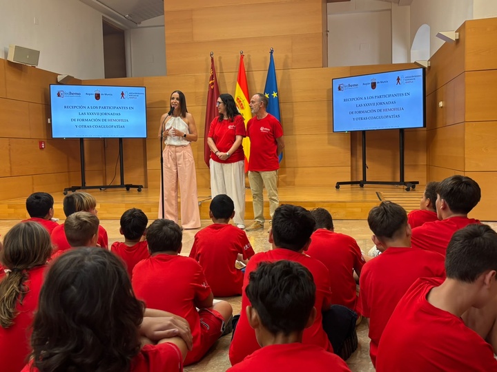 La consejera de Salud, Isabel Ayala, recibi&oacute; hoy en el Palacio de San Esteban a ni&ntilde;os que participan en unas jornadas de formaci&oacute;n sobre la hemof...