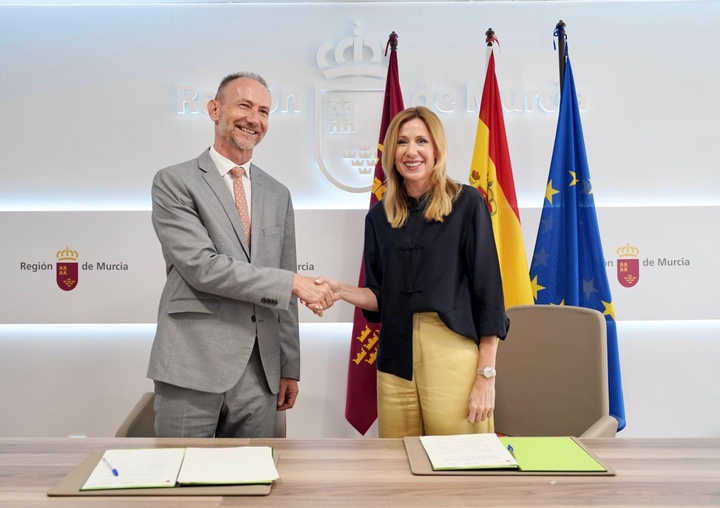 La consejera de Econom&iacute;a, Hacienda, Portavoc&iacute;a, Fondos Europeos y Transformaci&oacute;n Digital, Marisa L&oacute;pez Arag&oacute;n, durante la firma del convenio con ...