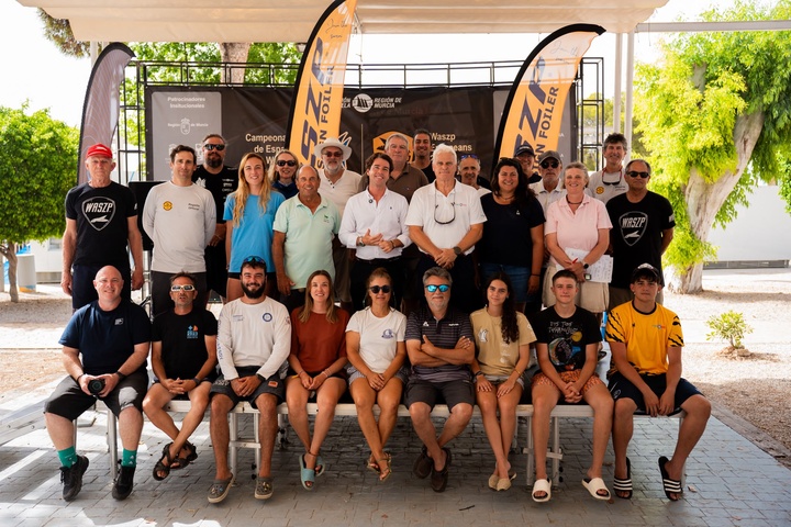 El director general de Deportes, Fran S&aacute;nchez, con participantes en el Campeonato de Europa de vela ligera monoplaza.&nbsp;