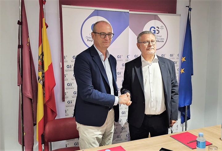 El consejero de Educaci&oacute;n y Formaci&oacute;n Profesional, V&iacute;ctor Mar&iacute;n, firma un acuerdo con el decano del Colegio Oficial de Graduados Sociales de la Regi&oacute;n...