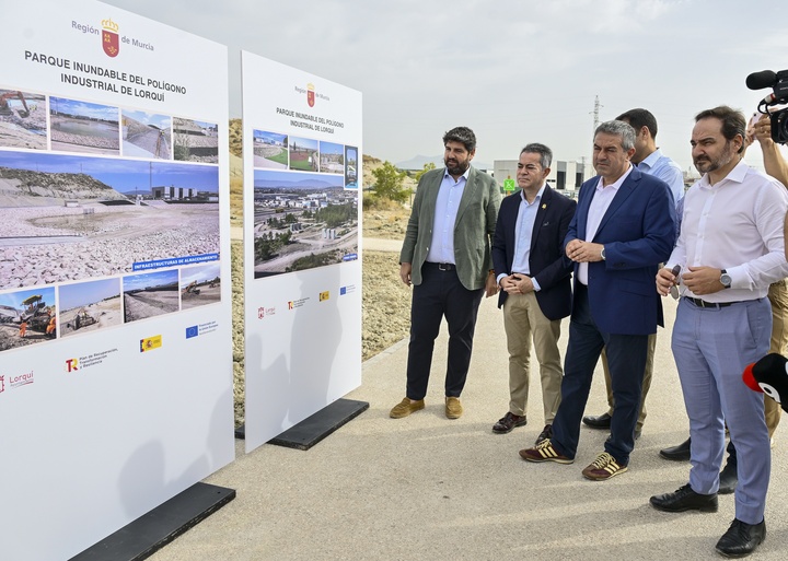 El jefe del Ejecutivo auton&oacute;mico, Fernando L&oacute;pez Miras, en la explicaci&oacute;n de la obra acometida en el Parque Inundable de Lorqu&iacute;/2