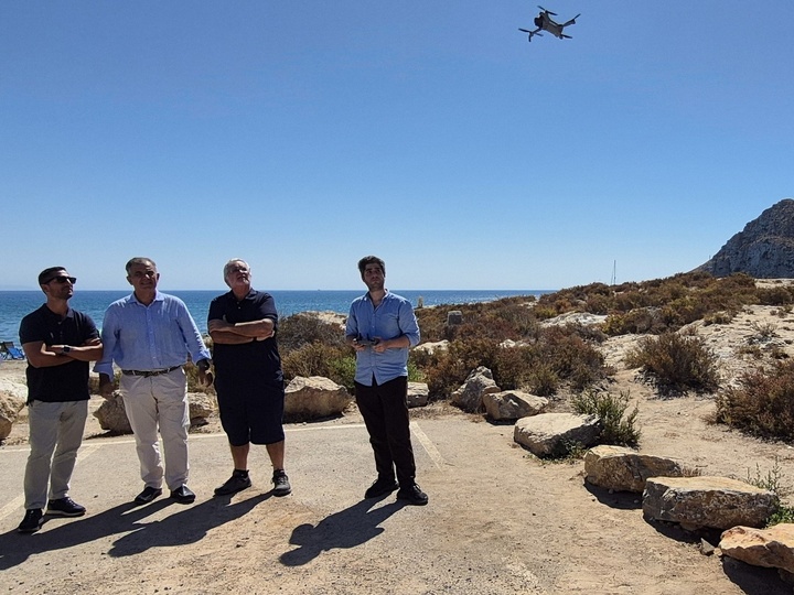 El consejero, Juan Mar&iacute;a V&aacute;zquez, durante la presentaci&oacute;n de los nuevos drones de vigilancia del servicio de Inspecci&oacute;n Ambiental en el Parque Regional...