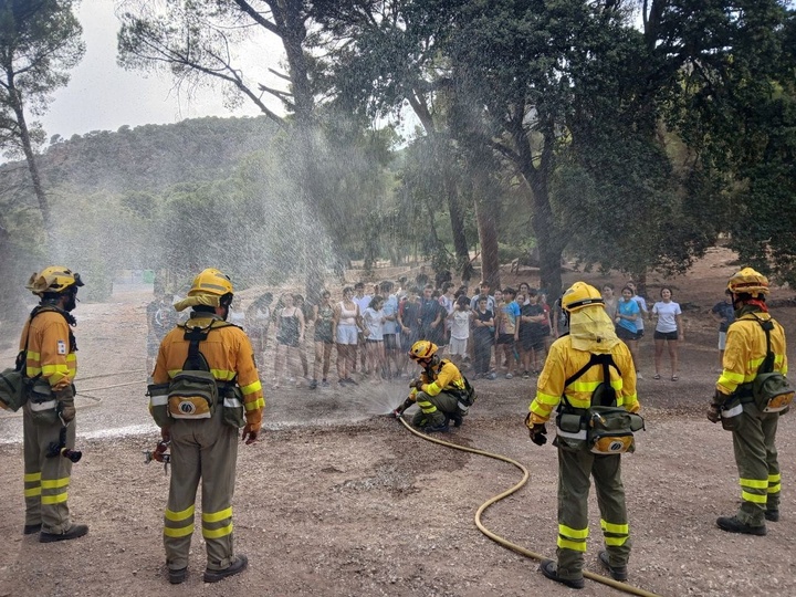 Demostraci&oacute;n por parte de la BRIFOR y Agentes Medioambientales durante un campamento de educaci&oacute;n ambiental a en el Aula de Naturaleza Las Alquer&iacute;as,...