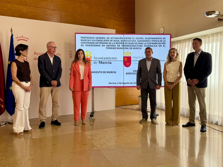 Imagen del consejero, Joaqu&iacute;n Buend&iacute;a, junto a la alcaldesa de Murcia, Rebeca P&eacute;rez y representantes de EMUASA, administraci&oacute;n local y regional, ...