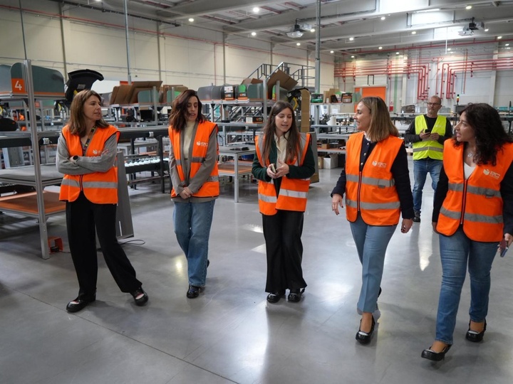 La consejera Conchita Ruiz, durante su visita a 'PC Componentes', una de las empresas reconocidas con el distintivo DIERM