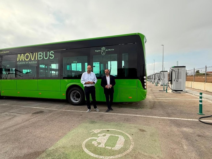 El director general de Movilidad y Transportes, Jos&eacute; Antonio Verd&uacute;, acompa&ntilde;ado por el concejal de Infraestructuras del Ayuntamiento de Cartagena,...