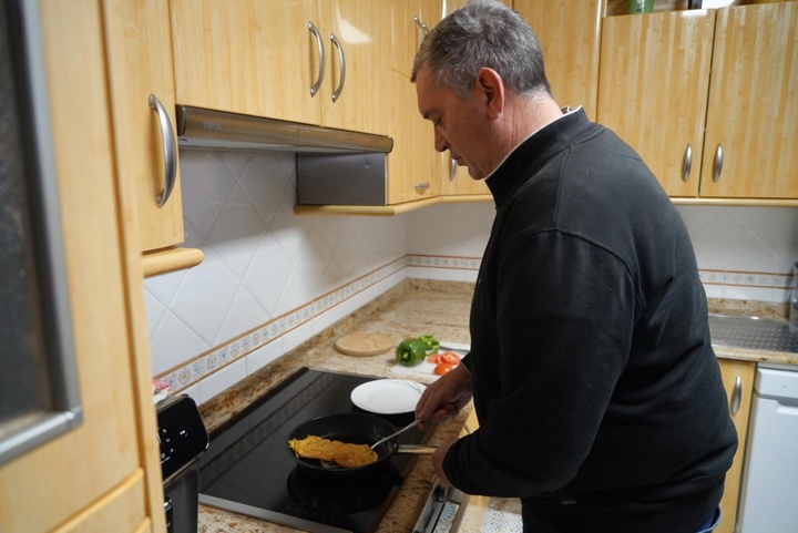 Usuario de Afesmo realizando tareas del hogar, a trav&eacute;s del proyecto 'De vuelta a casa'