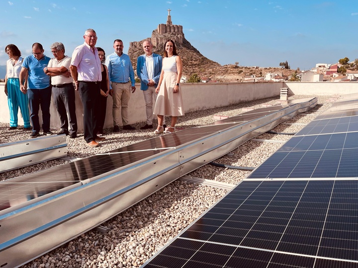 El centro de salud de Monteagudo (Murcia) se ha dotado de 56 m&oacute;dulos fotovoltaicos que generar&aacute;n un ahorro anual del 47 por ciento en la factura ...