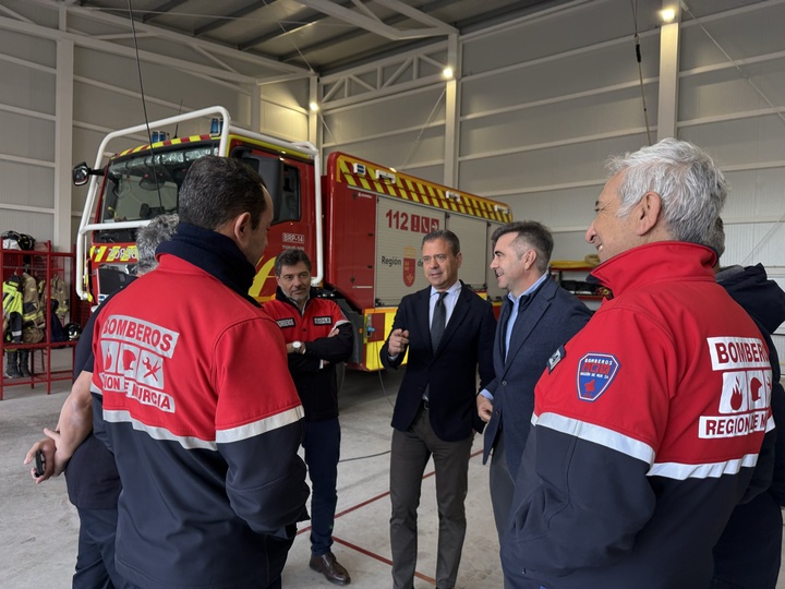 Imagen de archivo de la visita realizada por el consejero de Presidencia, Juventud, Acci&oacute;n Exterior y Emergencias, Marcos Ortu&ntilde;o, al parque de bomberos...