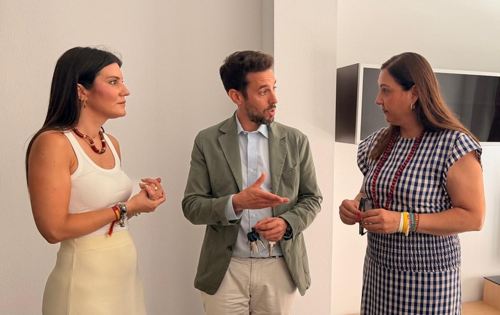 El secretario general de la Consejer&iacute;a de Infraestructuras y Desarrollo Territorial, Jos&eacute; Francisco Lajara, durante la entrega al Ayuntamiento de...
