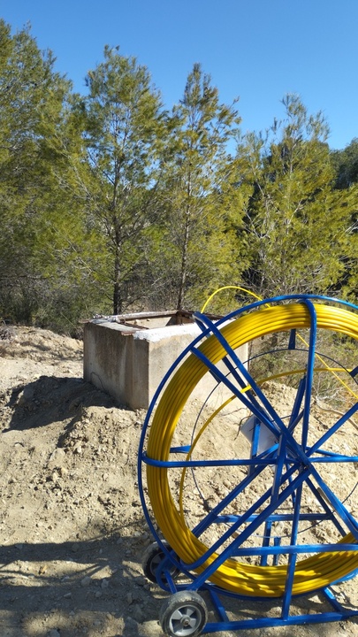 Im&aacute;genes de la instalaci&oacute;n de cableado en las infraestructuras de riego de la comunidad de regantes