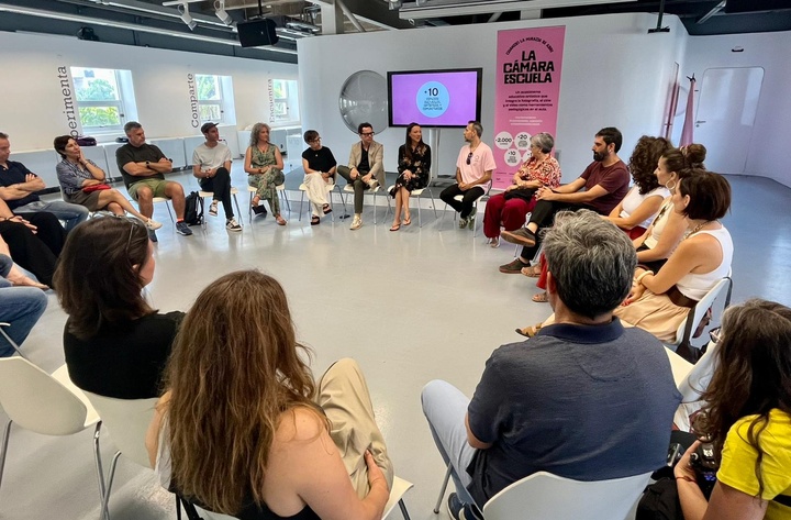 Imagen de la reuni&oacute;n de lanzamiento de 'La c&aacute;mara escuela', uno de los proyectos seleccionados en la anterior edici&oacute;n de estas ayudas.