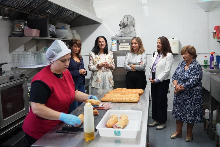 La consejera de Pol&iacute;tica Social, Familias e Igualdad, Conchita Ruiz, durante su visita a uno de los programas de Integraci&oacute;n Sociolaboral desarrollado...