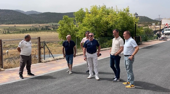 El consejero de Presidencia, Juventud, Acci&oacute;n Exterior y Emergencias, Marcos Ortu&ntilde;o, y el alcalde de Moratalla, Juan Soria, junto con el director...