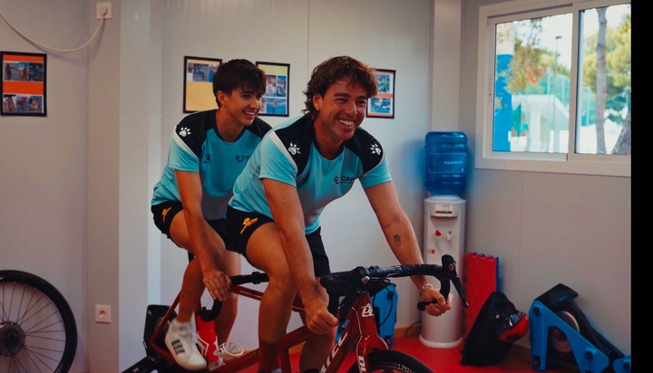 El director general de Deportes, Fran S&aacute;nchez, con el paratriatleta Abel Torreblanca, durante su preparaci&oacute;n en el CAR Regi&oacute;n de Murcia.