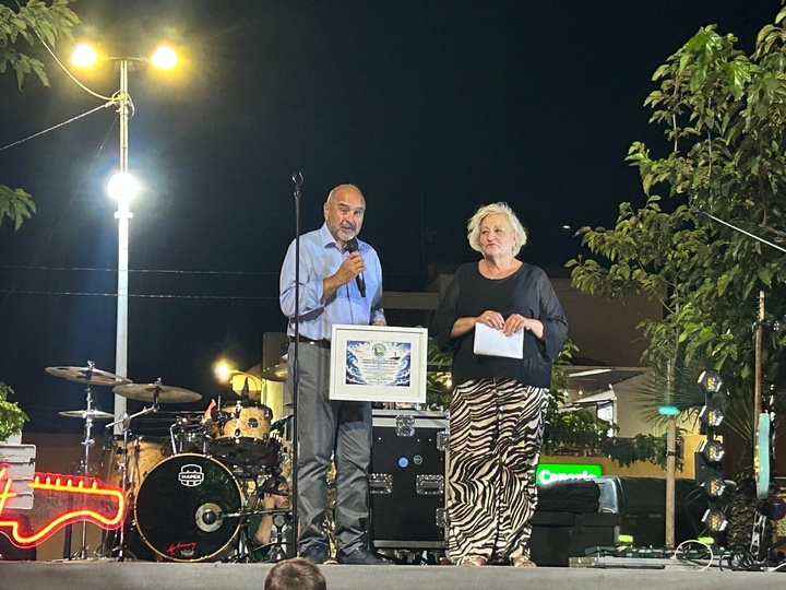El director general de Mar Menor, V&iacute;ctor Serrano, recibe el premio al servicio de retirada de biomasa de manos de la presidenta de la de la asociaci&oacute;n...