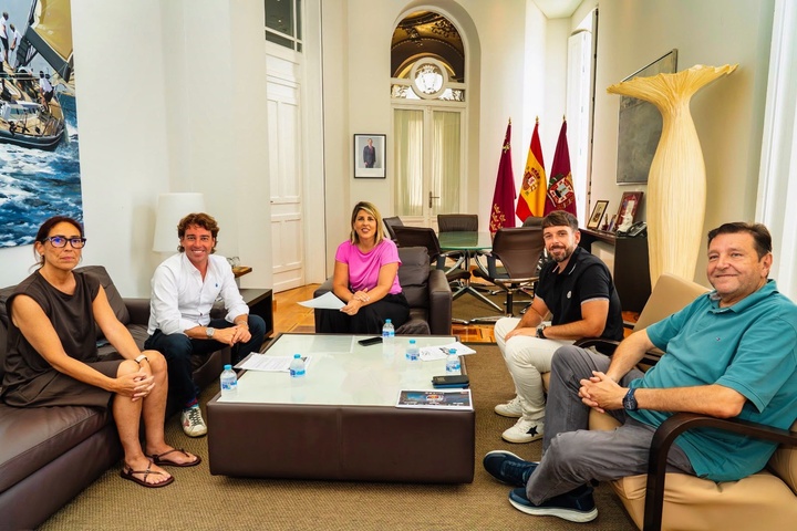 El director general de Deportes, Fran S&aacute;nchez, y la alcaldesa de Cartagena, Noelia Arroyo, en la reuni&oacute;n mantenida con las federaciones deportiva...