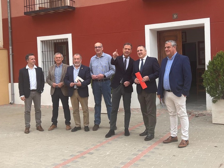 El consejero de Presidencia, Juventud, Acci&oacute;n Exterior y Emergencias y el director general de Administraci&oacute;n Local, tras una reuni&oacute;n celebrada hace...