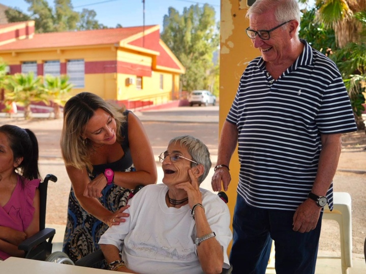 La consejera de Pol&iacute;tica Social, Familias e Igualdad, Conchita Ruiz, acompa&ntilde;ando a los usuarios de Torre Nazaret, en el campamento de verano de Isla...