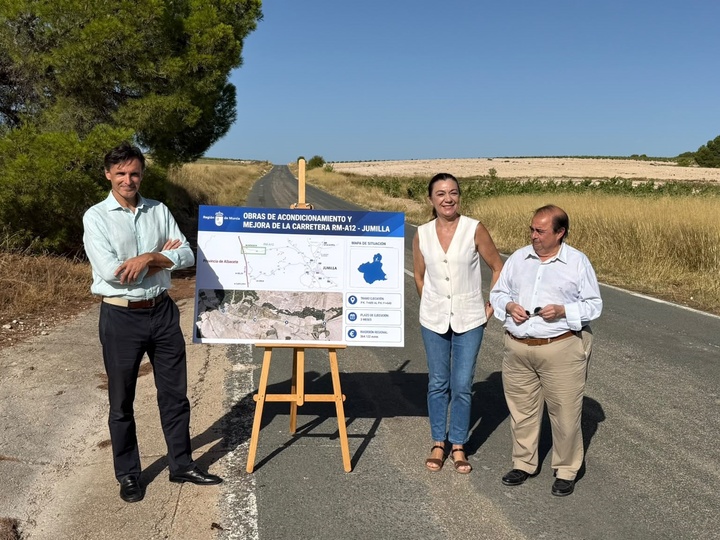 El consejero de Infraestructuras y Desarrollo Territorial, Jorge Garc&iacute;a Montoro, y la alcaldesa de Jumilla, Seve Gonz&aacute;lez, supervisan el inicio de...