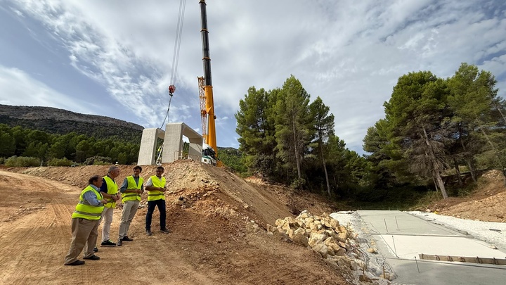 El consejero de Infraestructuras y Desarrollo Territorial, Jorge Garc&iacute;a Montoro, junto al alcalde de Moratalla, Juan Soria, supervisan la colocaci&oacute;n...