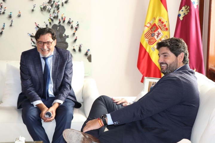 El presidente L&oacute;pez Miras durante un encuentro con el doctor Ricardo Robles, que ha sido nombrado personal em&eacute;rito del SMS