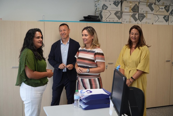 La consejera de Pol&iacute;tica Social, Conchita Ruiz, junto con el delegado de Clece en Alicante y Murcia, Ra&uacute;l Gonz&aacute;lez, y la empleada de la empresa, Patricia P&eacute;rez (2)