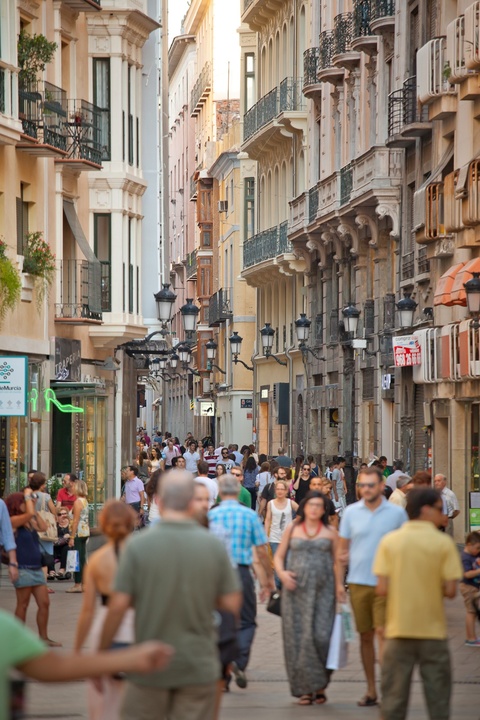 Imagen de archivo de una calle de la Regi&oacute;n de Murcia repleta de transeuntes
