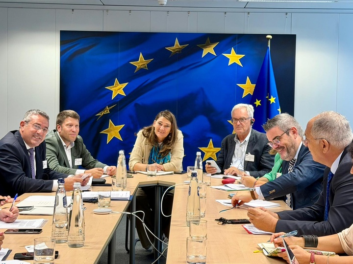 Im&aacute;genes del consejero Joaqu&iacute;n Buendia durante el encuentro delegado en Bruselas con el comisario europeo de pesca y oc&eacute;anos, Costas Kadis