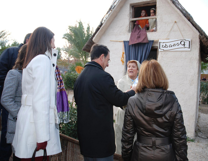 Bascuñana visita el Belén viviente de El Raal (1)