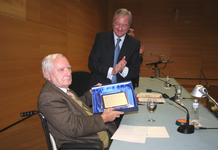 Valcárcel entrega al pintor Molina Sánchez el Premio de las Artes 1
