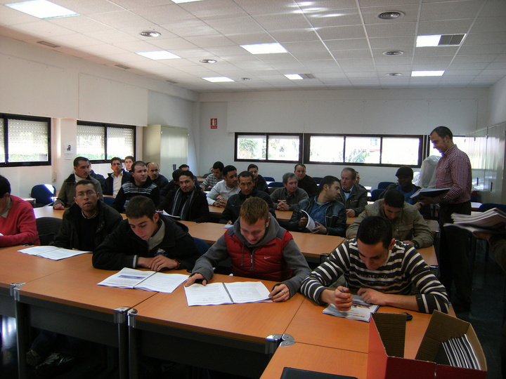 Los pescadores de la Cofradía de Mazarrón durante el curso de formación.