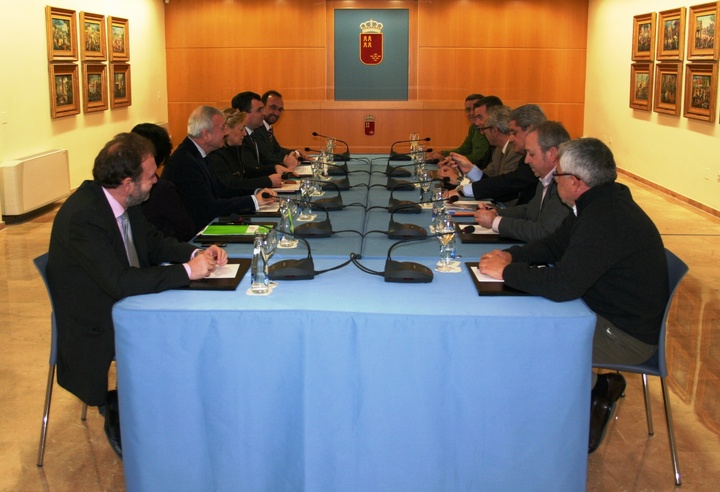 Reunión de trabajo de Valcárcel con los agentes sociales para analizar las nuevas medidas anticrisis del Gobierno regional
