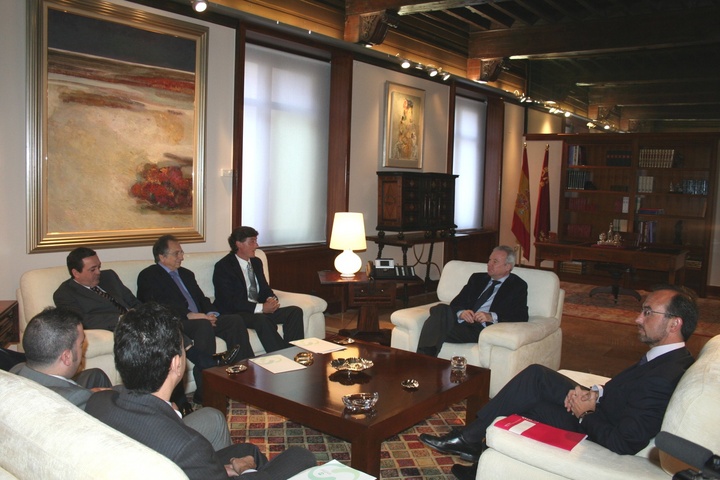 Valcárcel recibe a la Asociación de Empresas Familiares