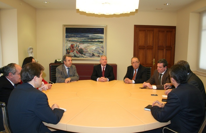 Valcárcel y Cerdá en la reunión con representantes de cooperativas y asociaciones exportadoras de frutas y hortalizas de la Región