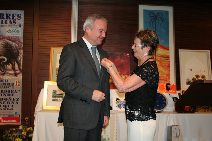 El presidente de la Comunidad recibe el Premio Solidario de Afamur (2)